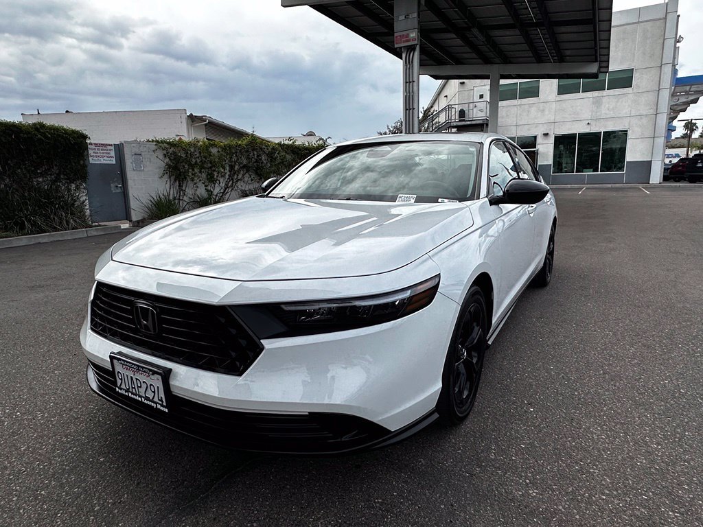 Used 2025 Platinum White Pearl Honda SE image 4