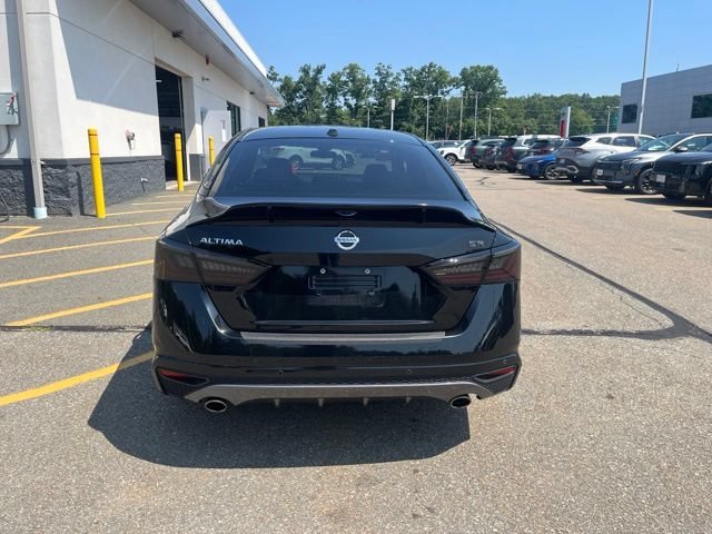 Used 2022 Super Black Nissan 2.5 SR image 4