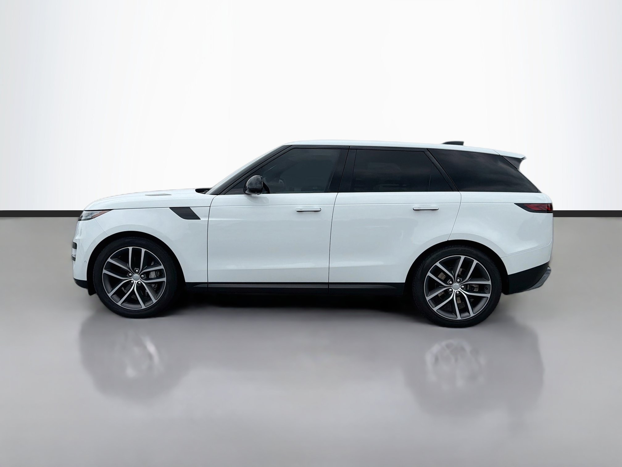 Used 2023 White Land Rover SE image 2