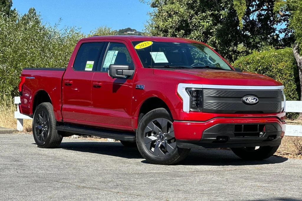 Used 2025 Red Ford Flash image 2