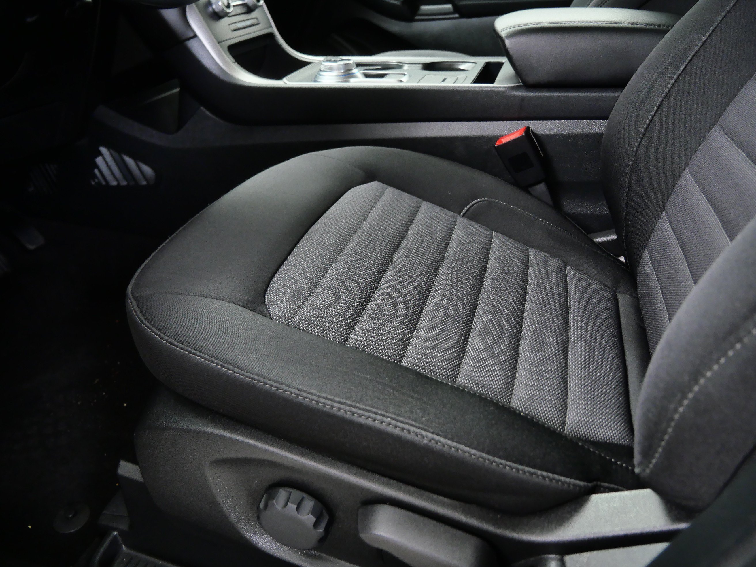 Used 2022 Black Ford SE image 16
