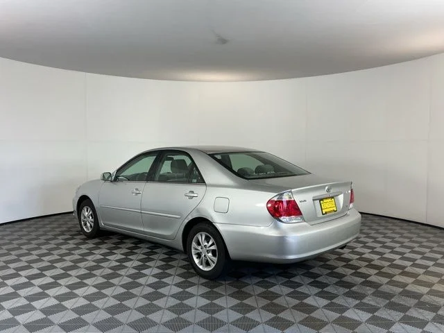 Used 2005 Silver Toyota LE image 7