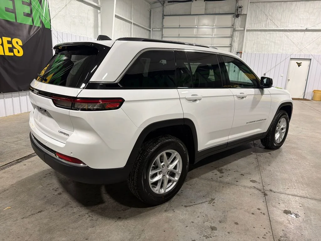 New 2026 Bright White Clear-Coat Exterior Paint Jeep Laredo X image 6
