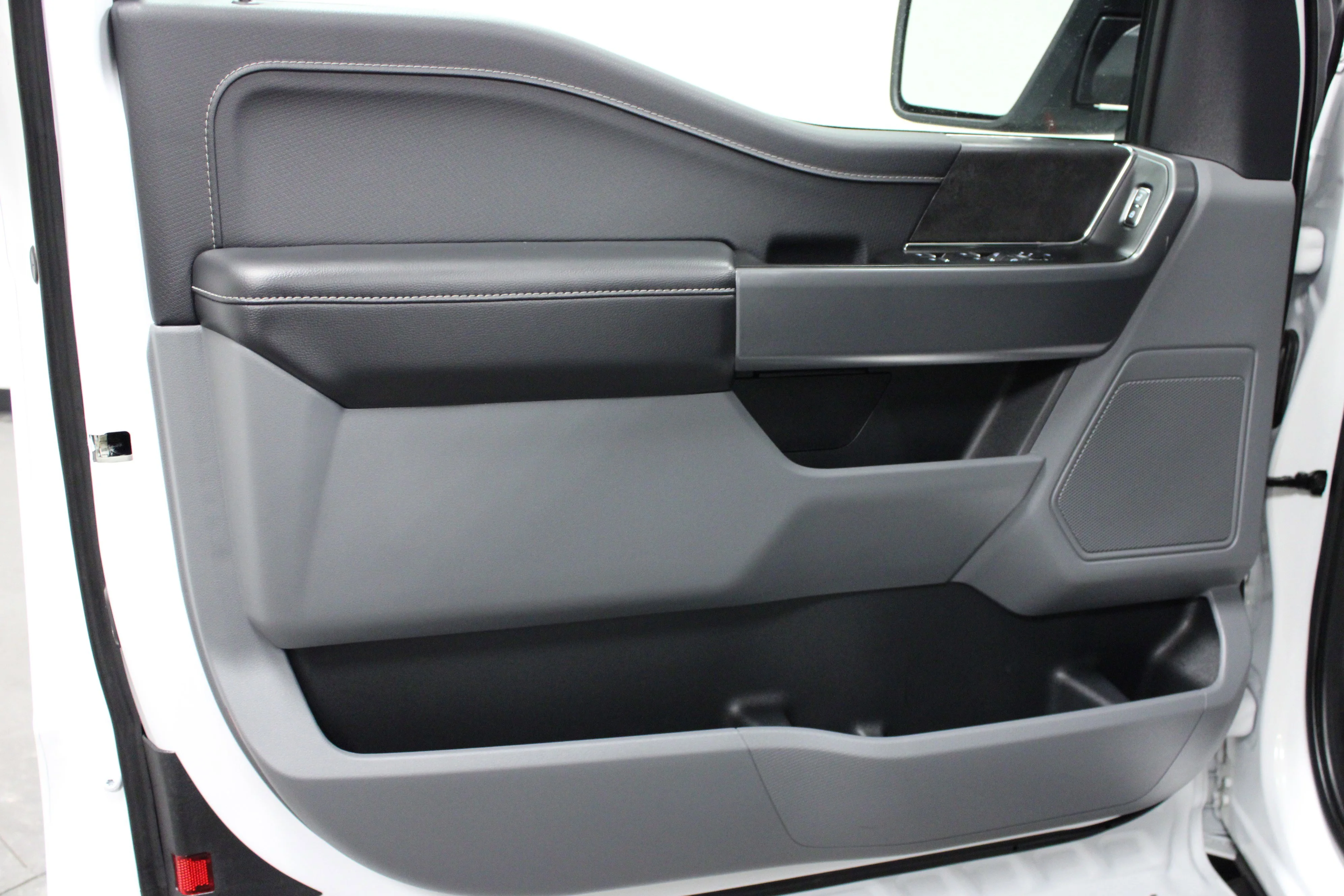 Used 2025 Oxford White Ford XLT image 11