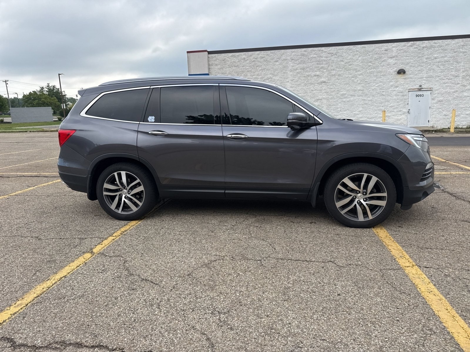 Used 2017 Modern Steel Metallic Honda Touring image 23