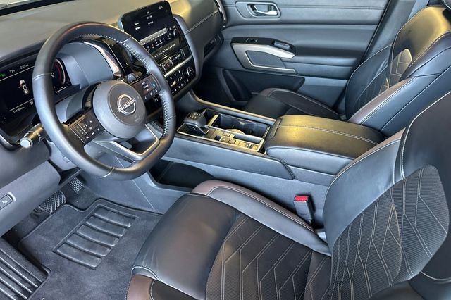 Used 2023 Silver Nissan Platinum image 9