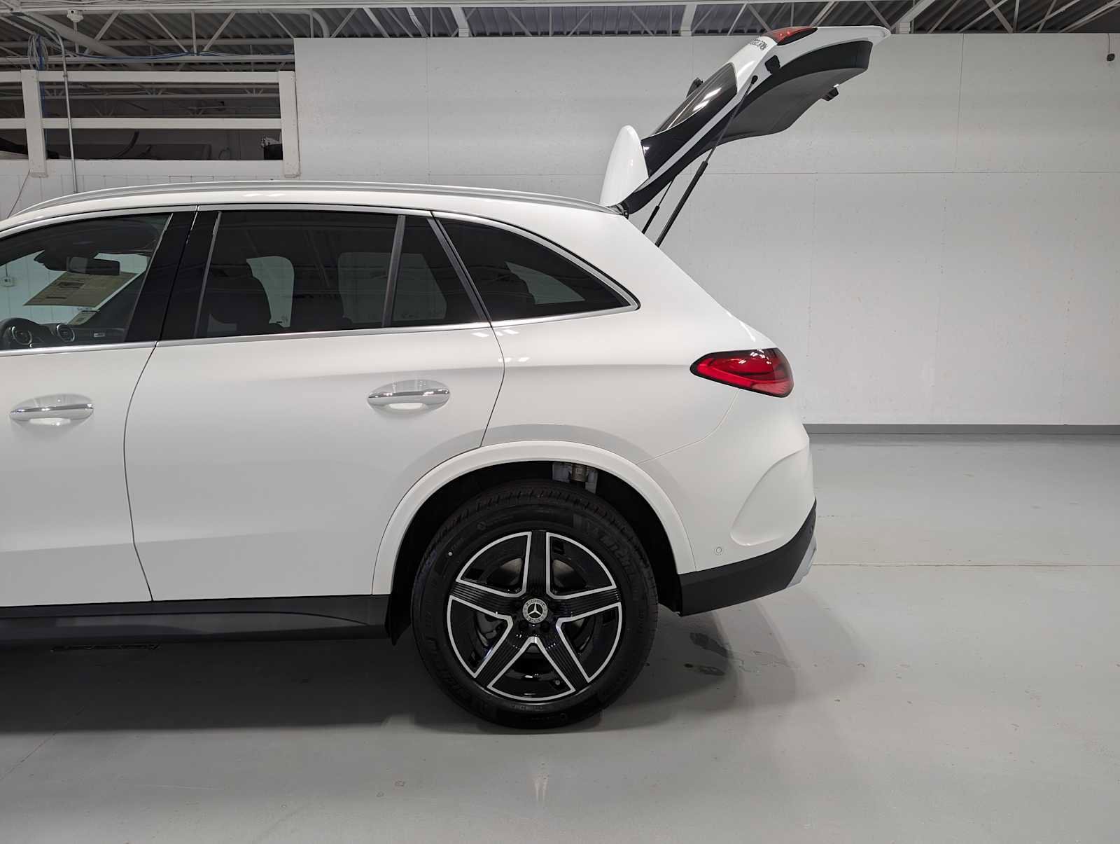 New 2026 Polar White Mercedes-Benz GLC 300 image 9