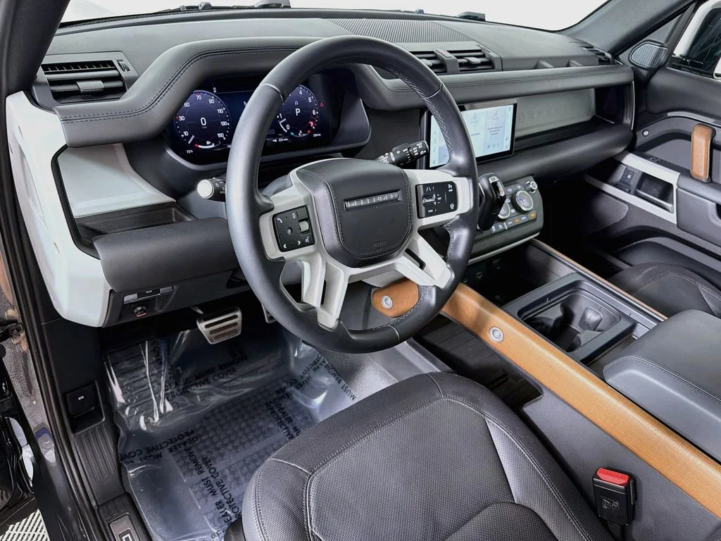 Used 2023 Gray Land Rover X-Dynamic SE image 9