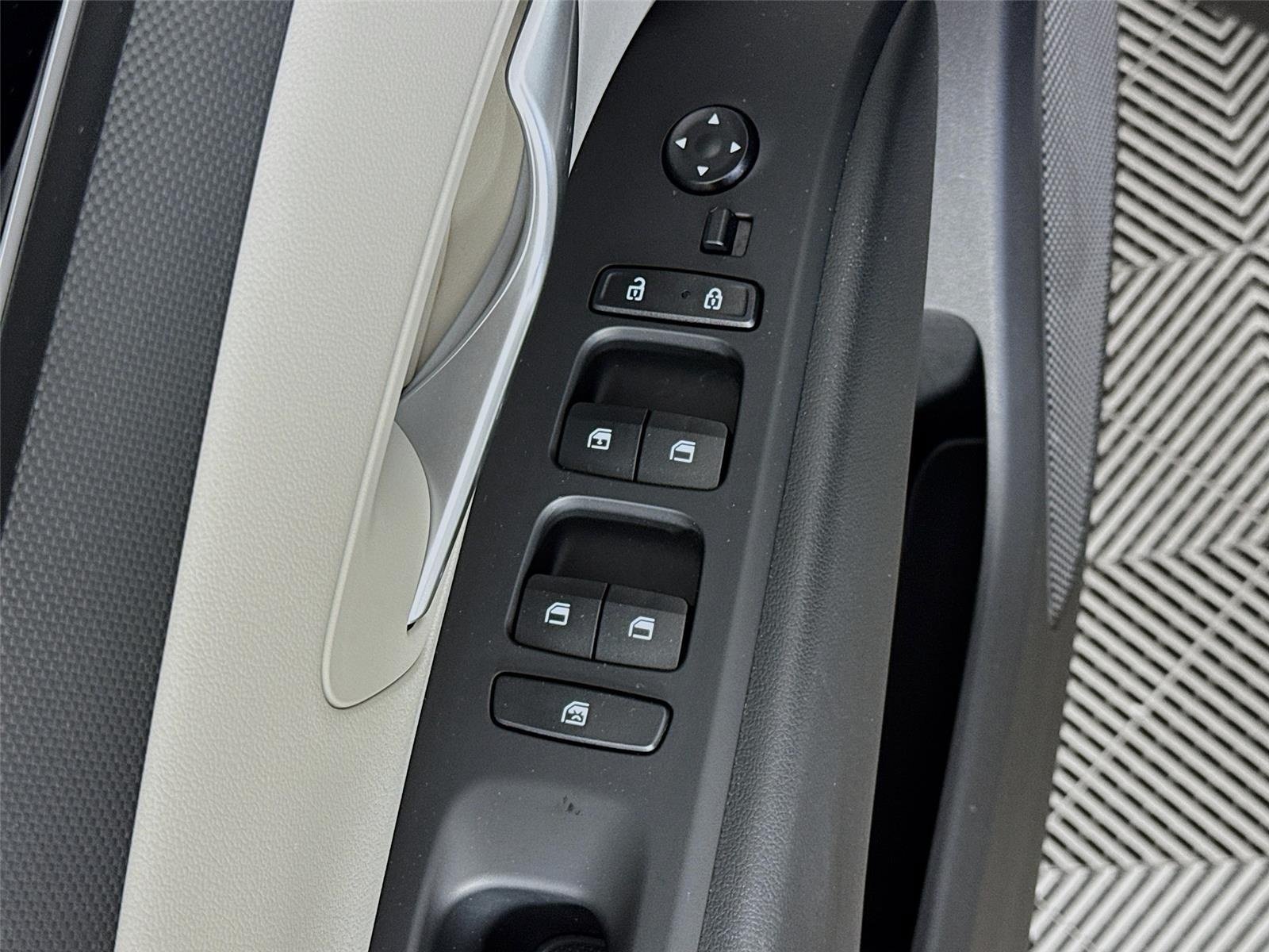 Used 2024 White Pearl Hyundai SE image 18