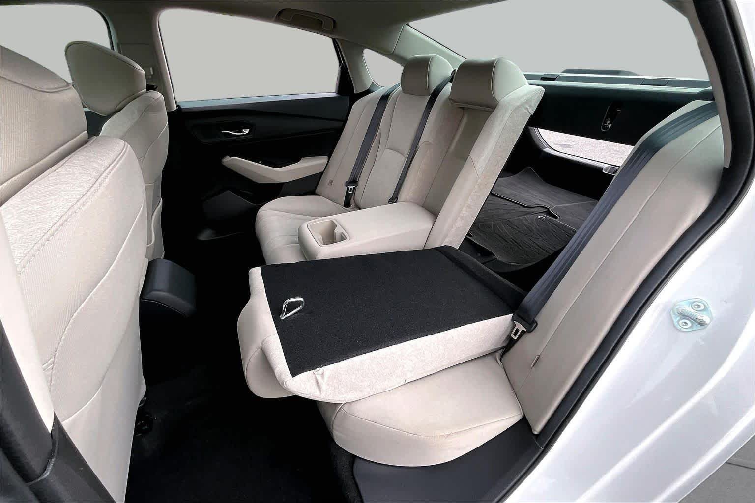 Used 2023 Platinum White Pearl Honda EX image 19