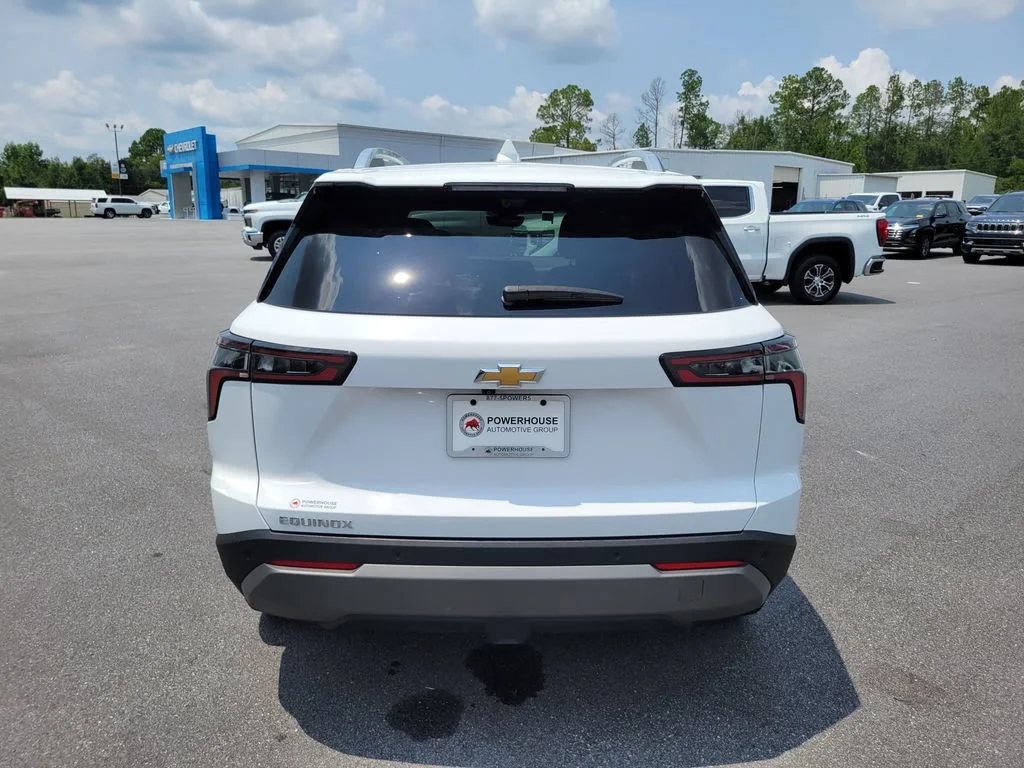 Used 2025 Summit White Chevrolet LT image 4