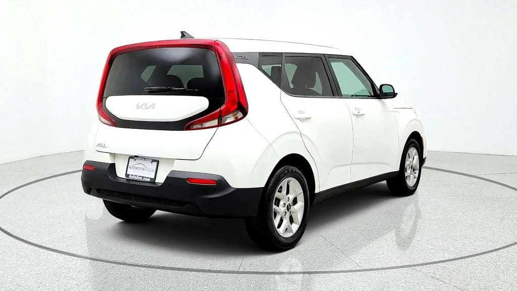 Used 2022 Snow White Pearl Kia S IVT image 5