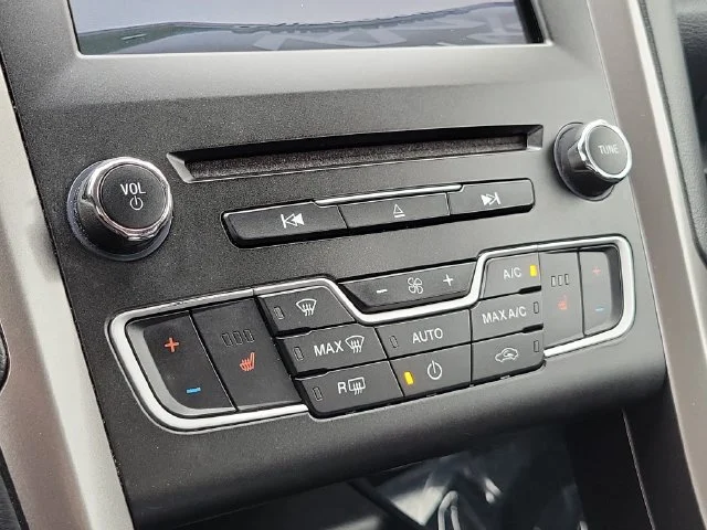 Used 2017 Silver Ford SE image 28