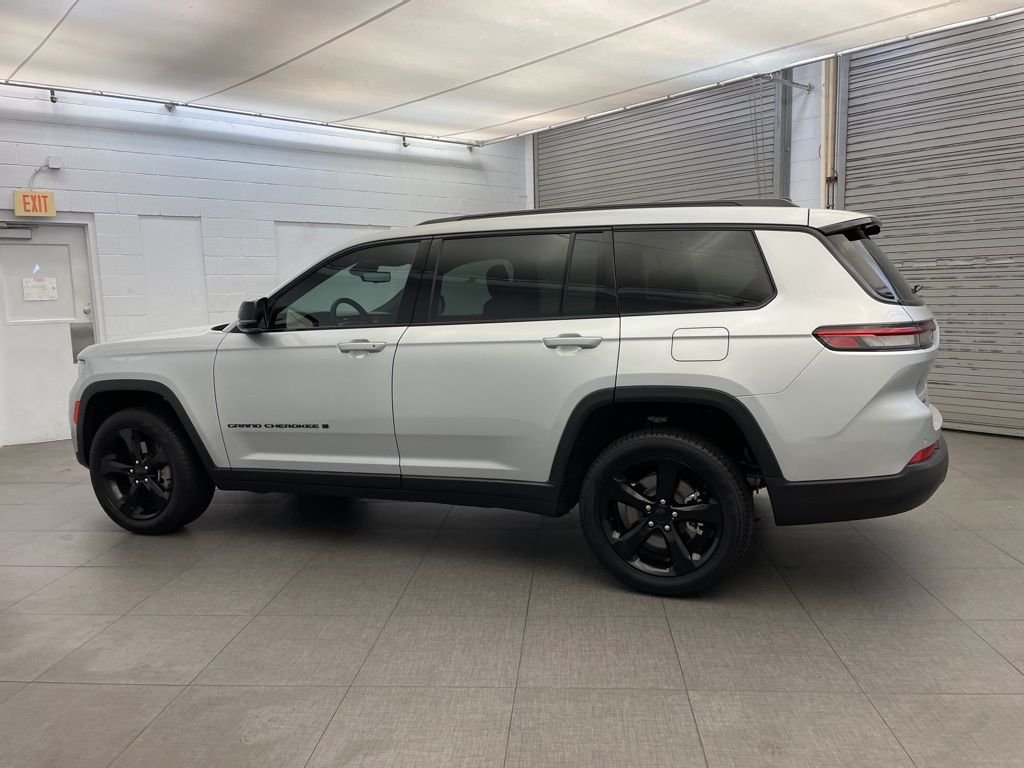 New 2025 Silver Zynith Exterior Paint Jeep Limited image 8
