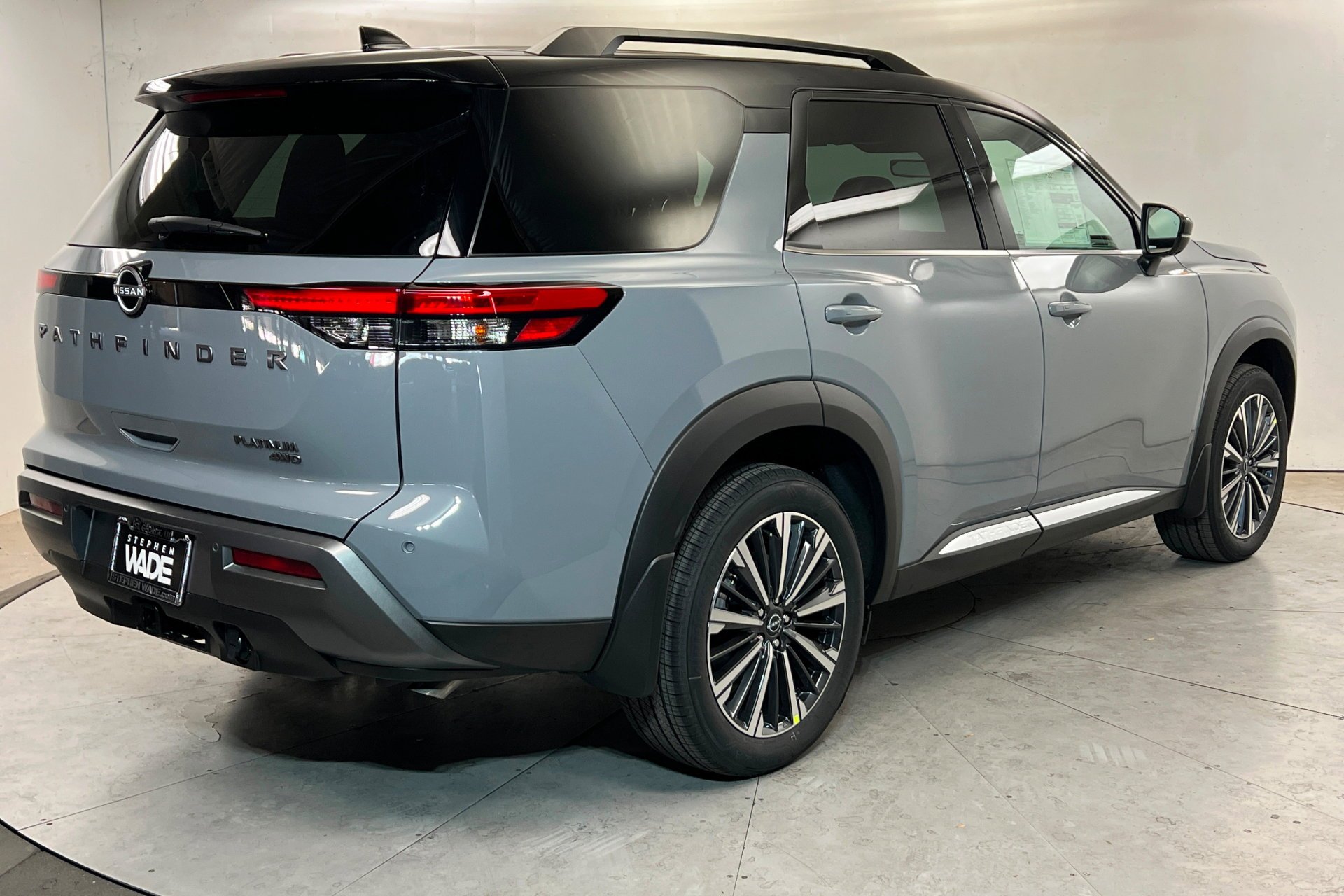 New 2026 Boulder Gray Pearl / Super Black Two-tone Nissan Platinum image 6