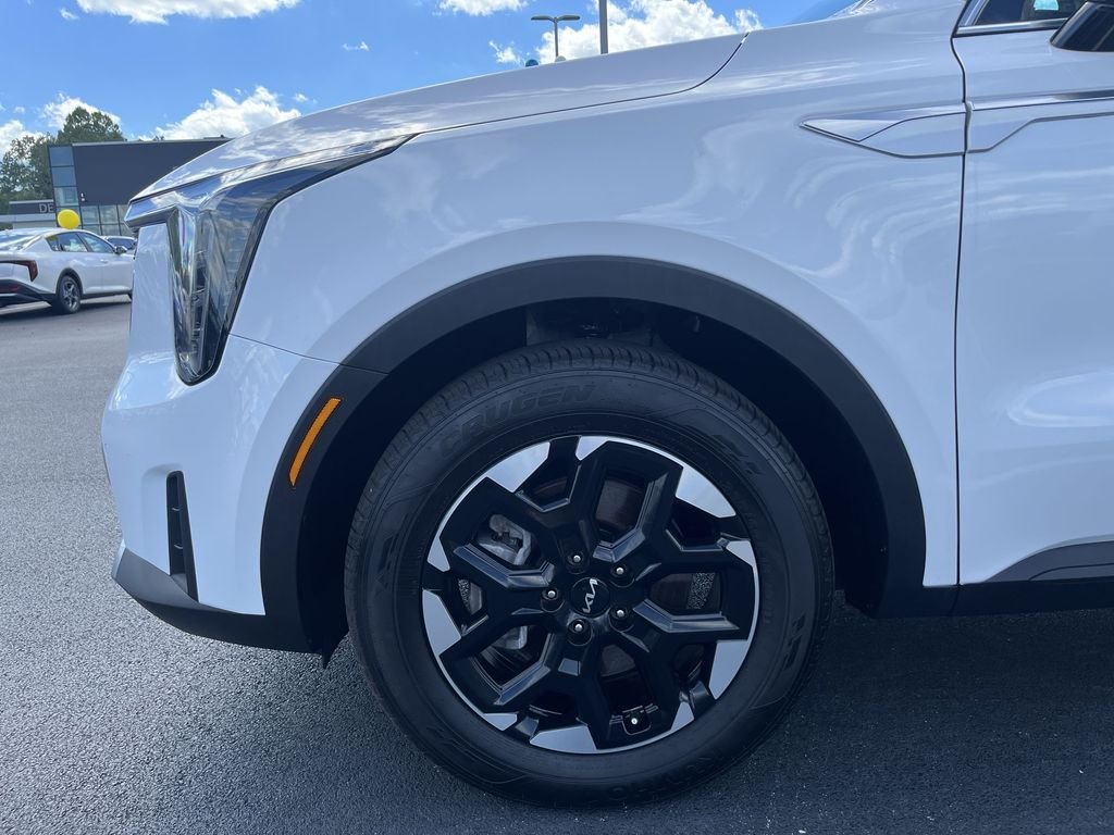 Used 2025 White Kia S image 16