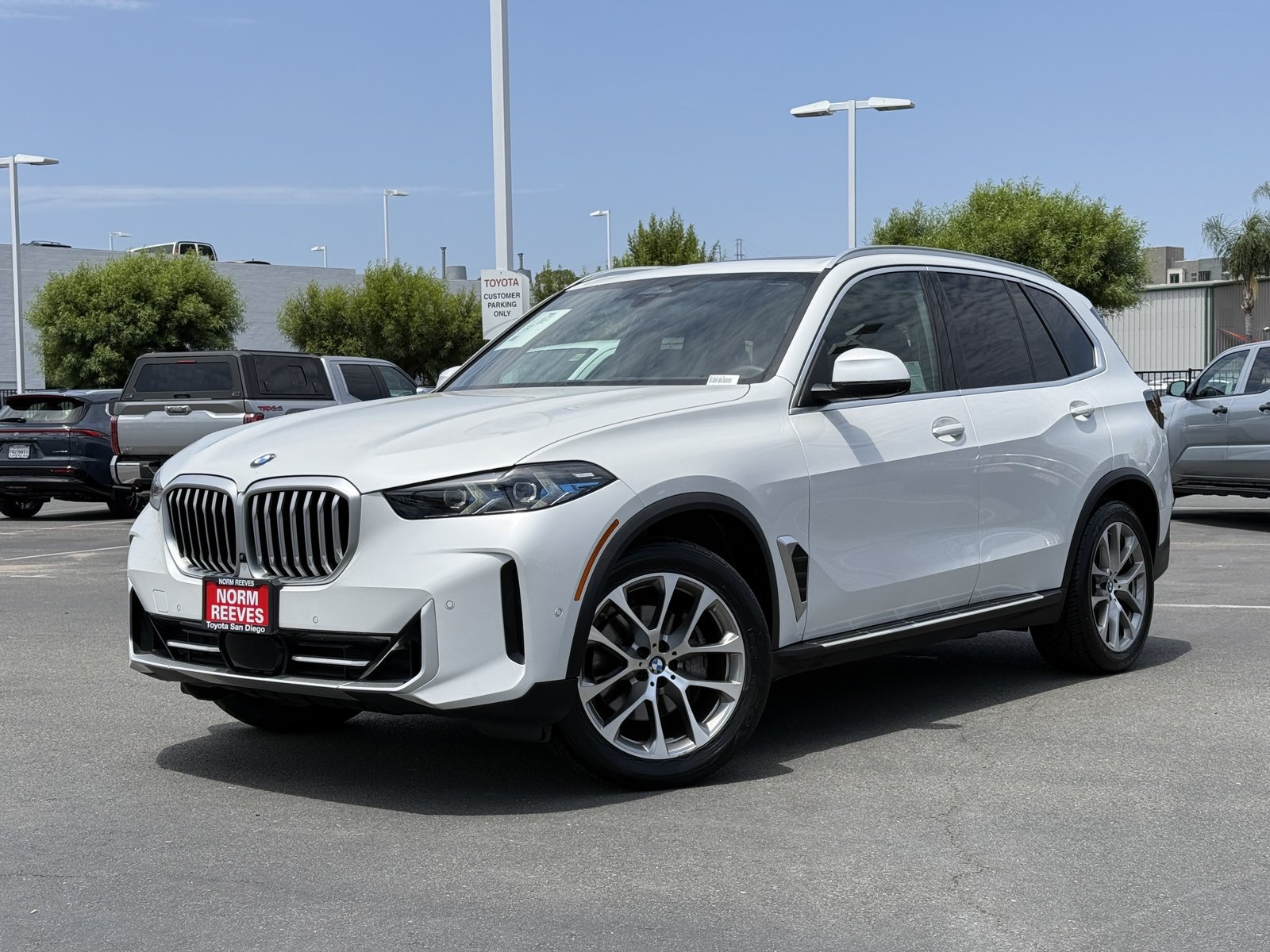 Used 2024 White Metallic BMW sDrive40i image 2