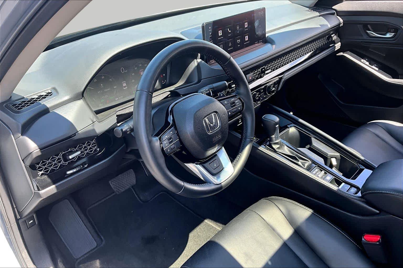 Used 2025 Urban Gray Pearl Honda Touring image 18