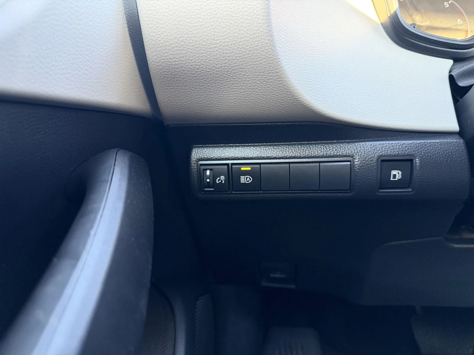 Used 2024 Wind Chill Pearl Toyota Hybrid LE image 16