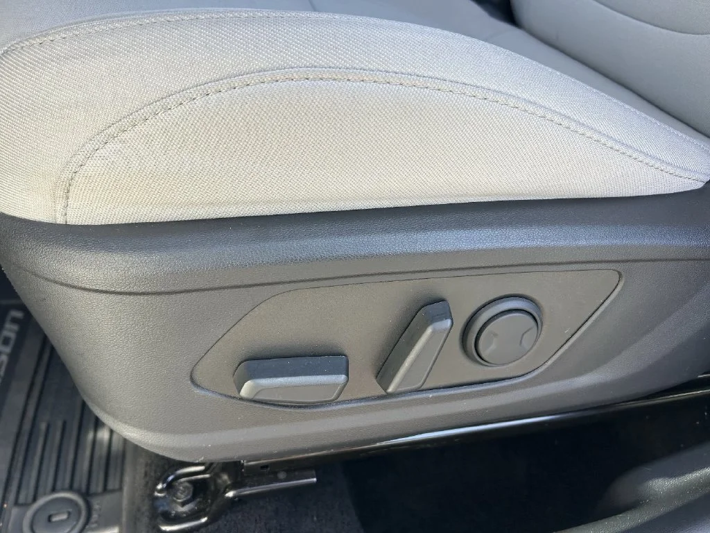 Used 2025 White Pearl Hyundai SEL image 19