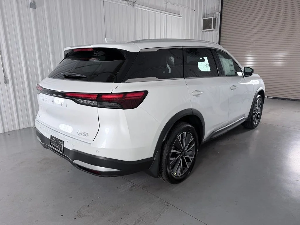 New 2027 RADIANT WHITE INFINITI Luxe FWD image 4