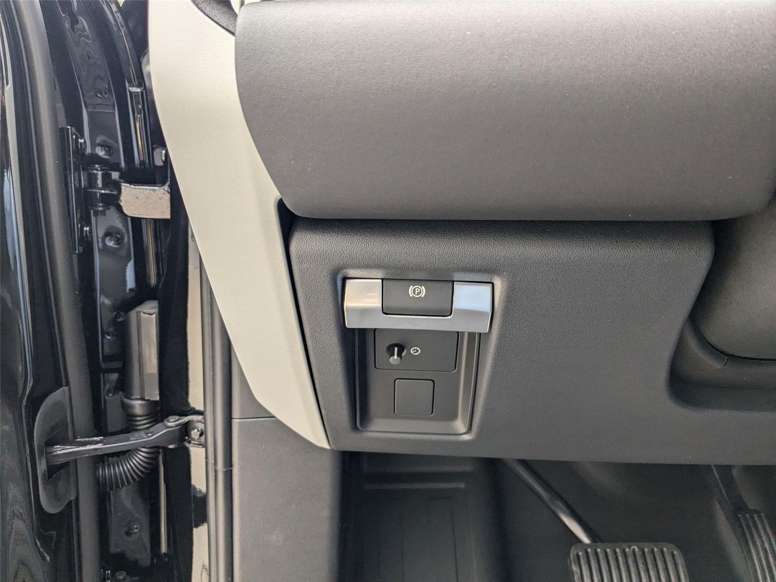 Used 2024 Santorini Black Metallic Land Rover SE image 16