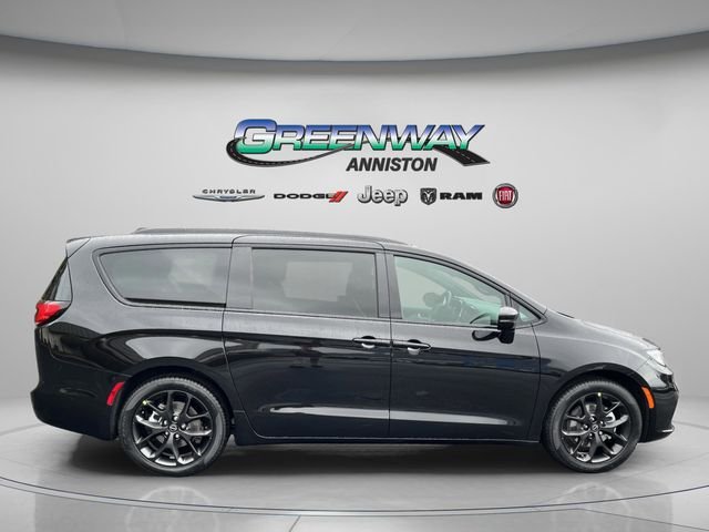 New 2026 Diamond Black Crystal Pearl-Coat Exterior Paint Chrysler Select image 8