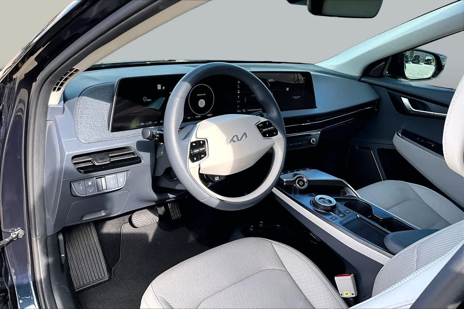 Used 2022 Gravity Blue Kia Wind image 15