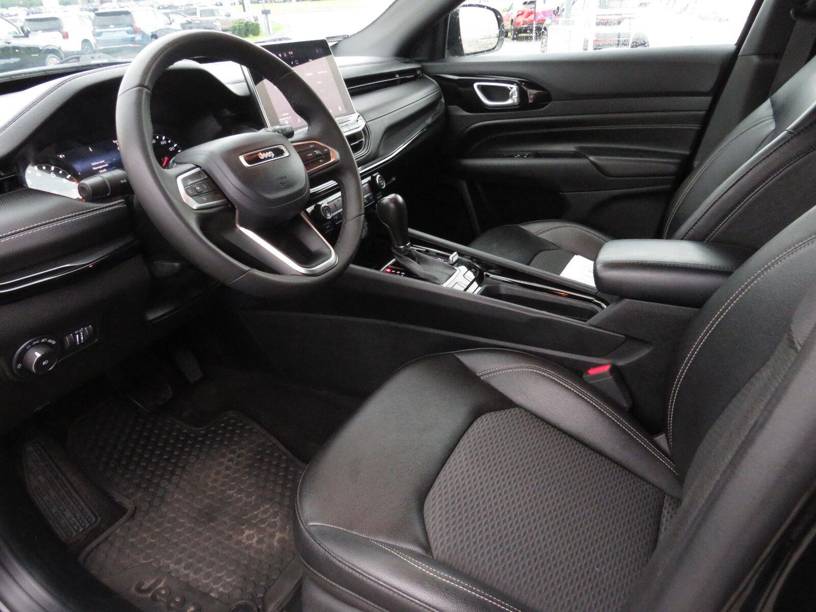 Used 2024 Diamond Black Crystal Pearlcoat Jeep Latitude image 20