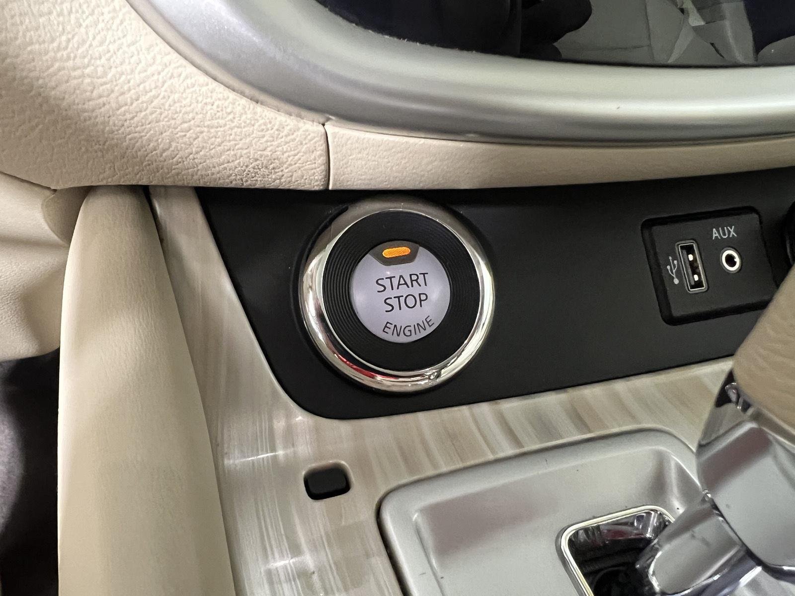 Used 2018 Pearl White Nissan SL image 23
