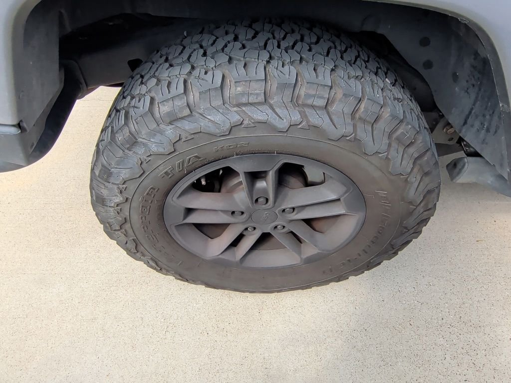 Used 2017 Silver Jeep Unlimited Sahara image 11