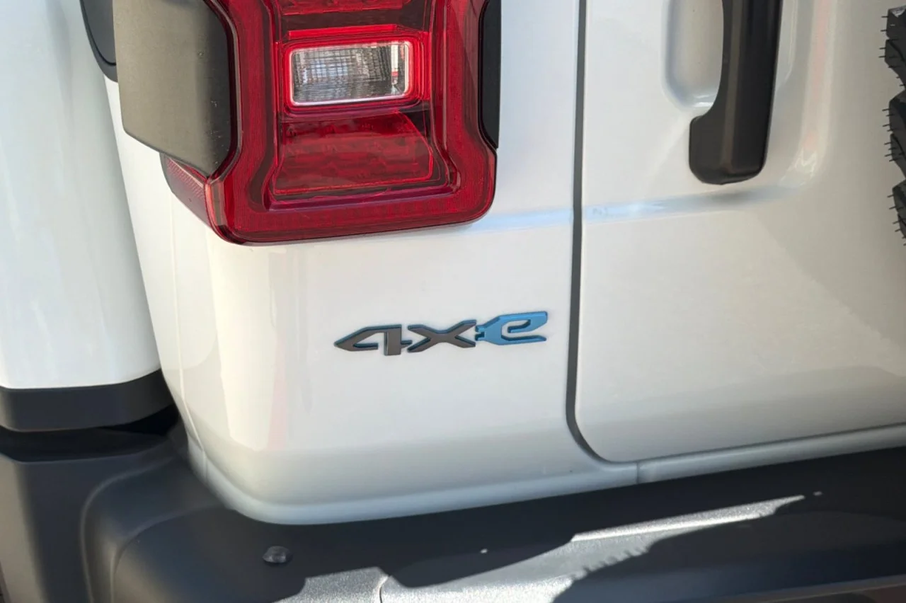 Used 2023 BRIGHT WHITE CLEAR Jeep Rubicon image 27