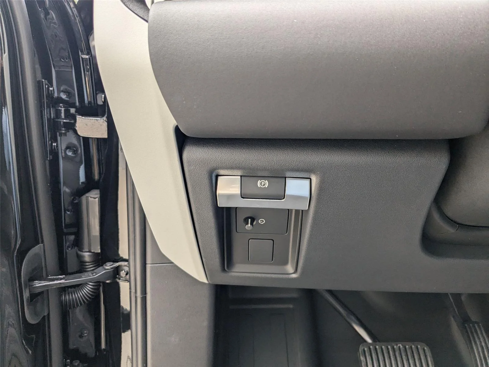 Used 2024 Santorini Black Metallic Land Rover SE image 16