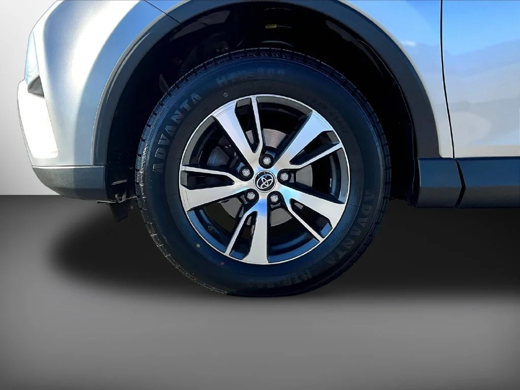 Used 2018 Silver Toyota XLE image 34