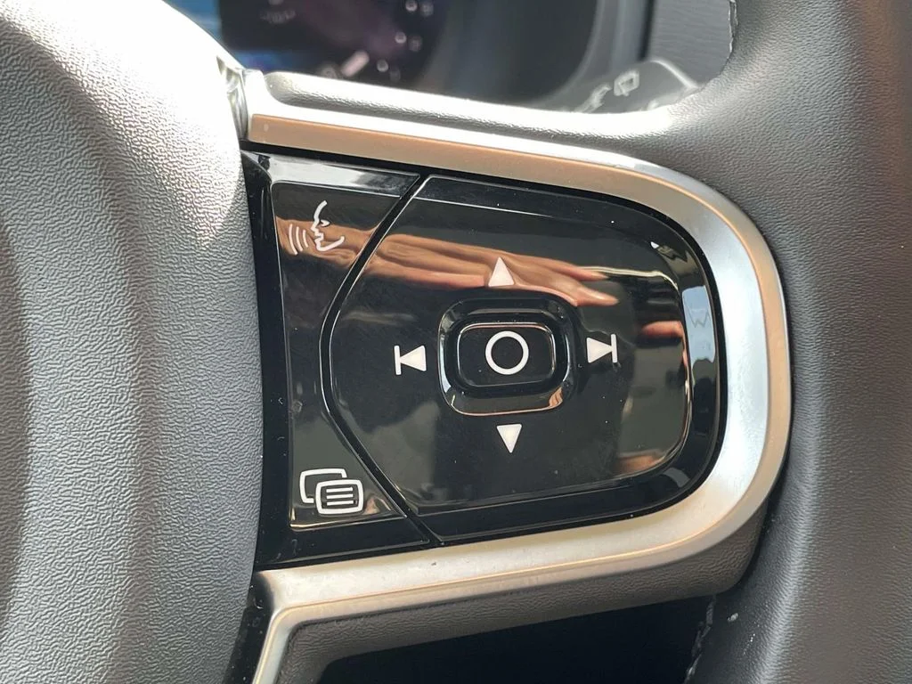 Used 2025 Onyx Black Metallic Volvo Core image 11
