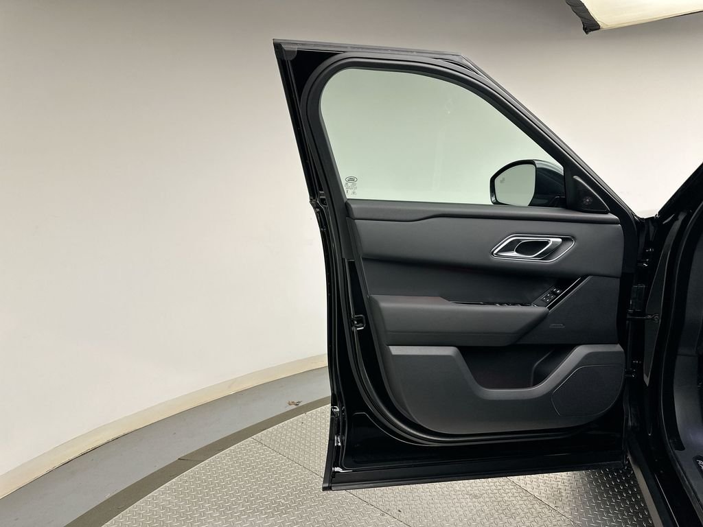 New 2026 Santorini Black Metallic Land Rover S image 9