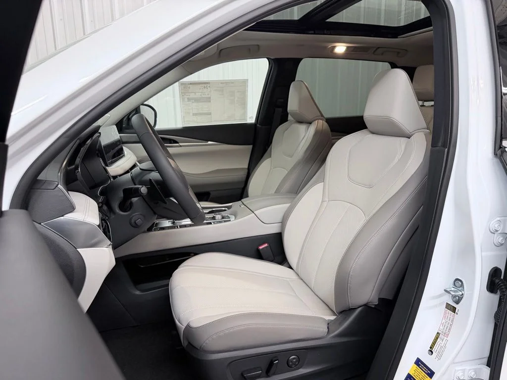 New 2027 RADIANT WHITE INFINITI Luxe FWD image 14