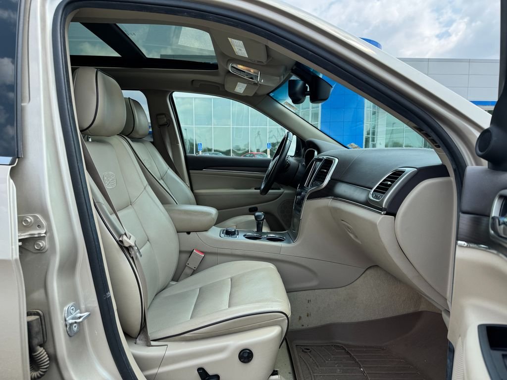 Used 2014 Cashmere Jeep Overland image 8