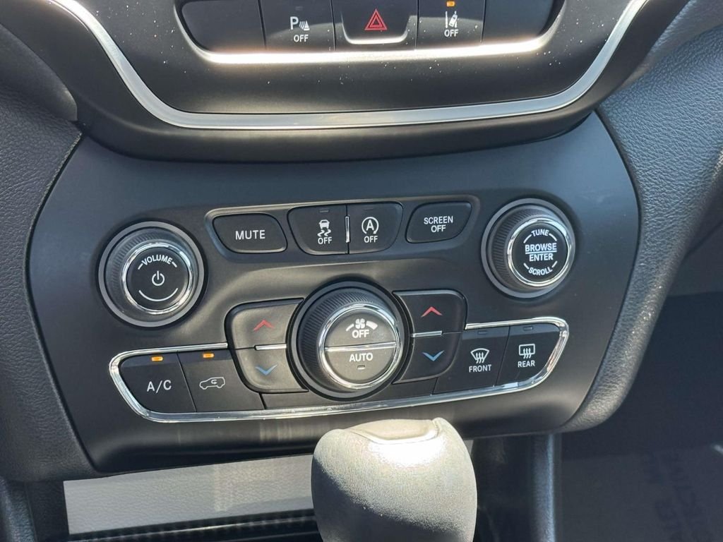 Used 2021 Green Jeep Latitude Lux image 20