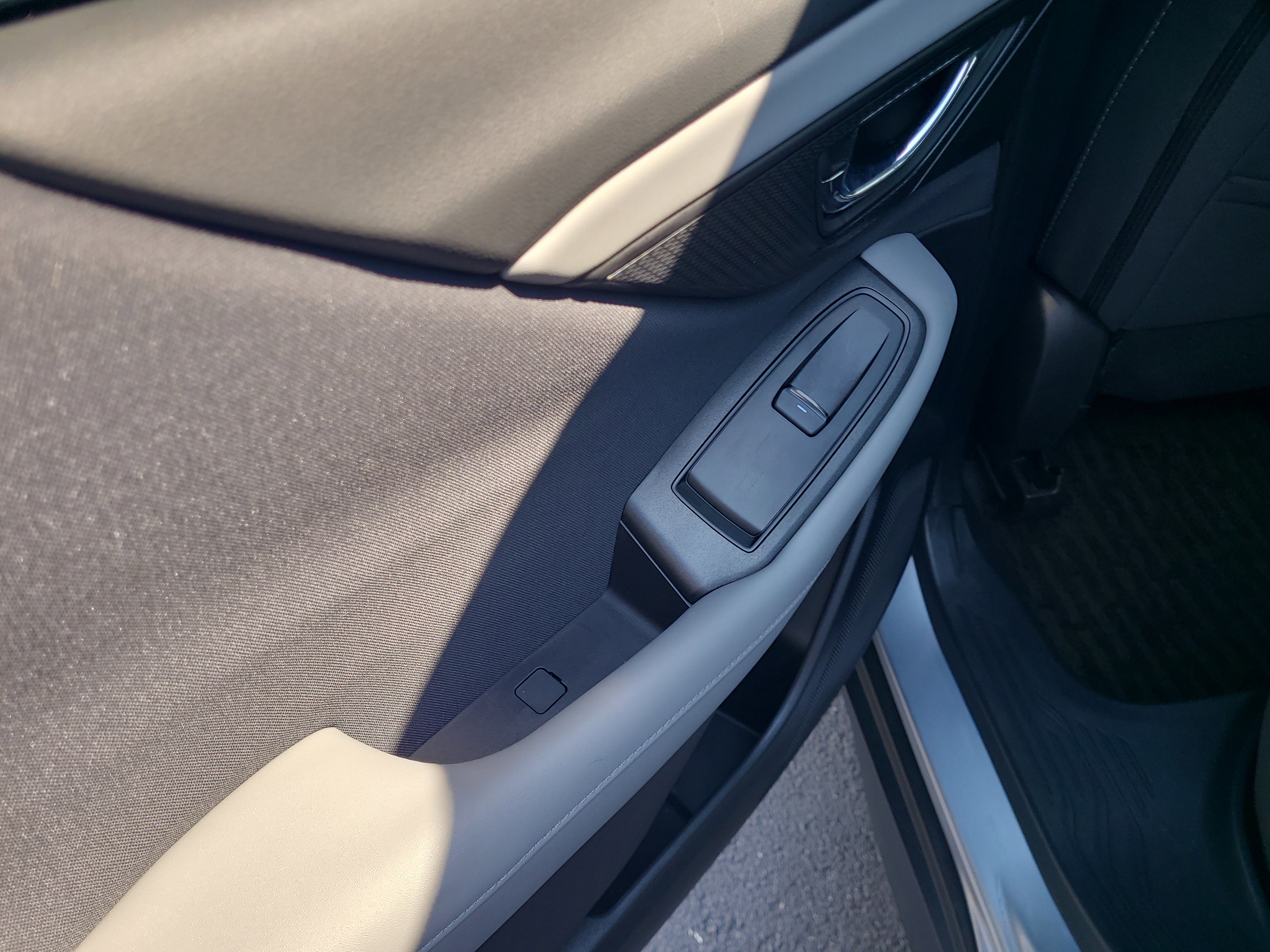 Used 2025 Ice Silver Metallic Subaru Premium image 9