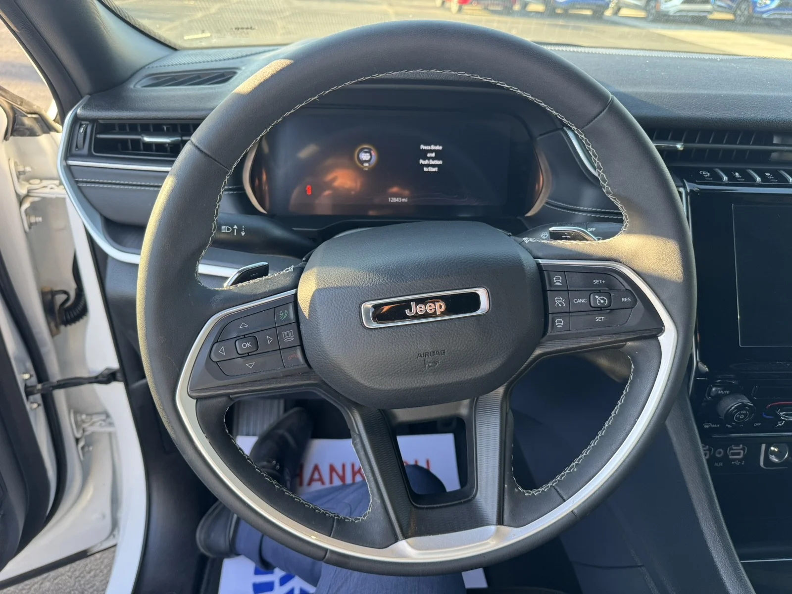Used 2024  Jeep Laredo image 16