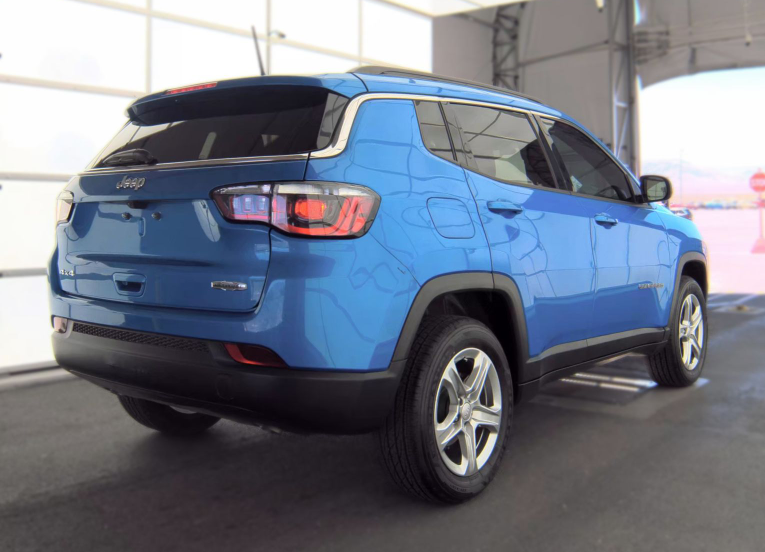 Used 2023 Blue Jeep Latitude image 2