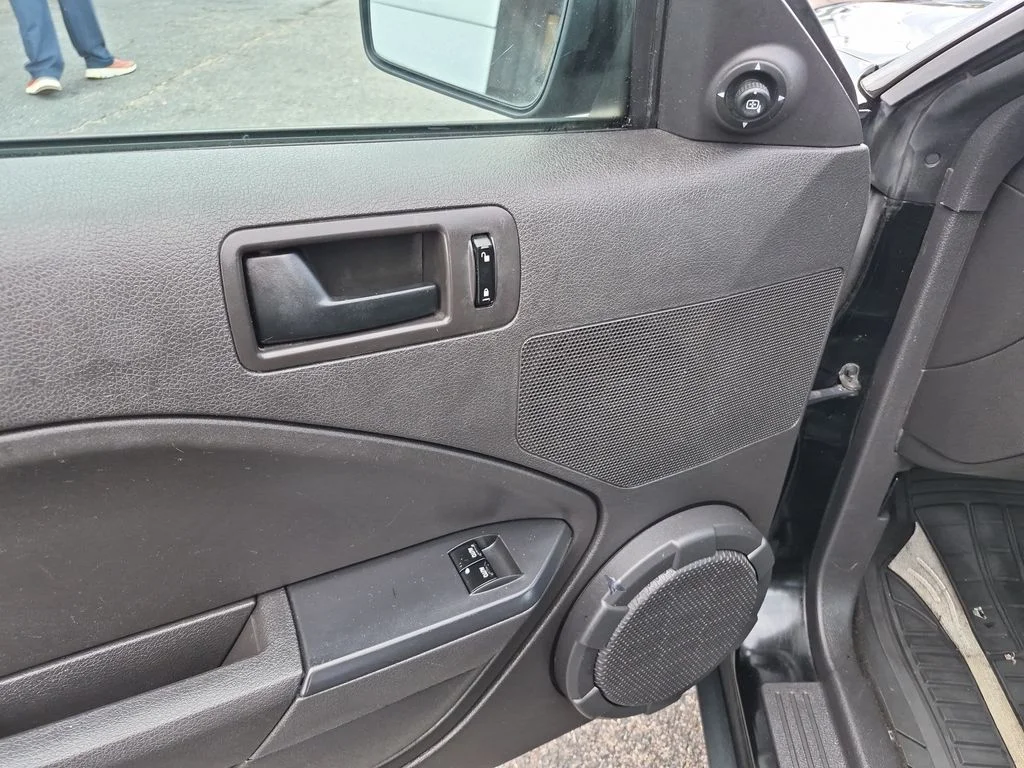 Used 2006 Black Ford V6 image 10