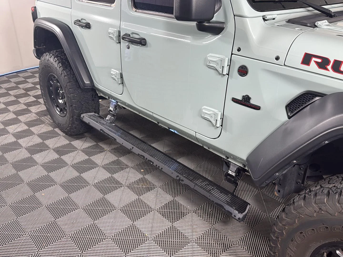 Used 2024 Earl Clearcoat Jeep Rubicon image 9
