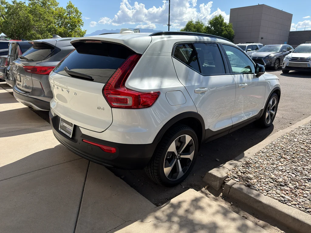 Used 2023 Crystal White Metallic Volvo Ultimate Dark Theme image 4