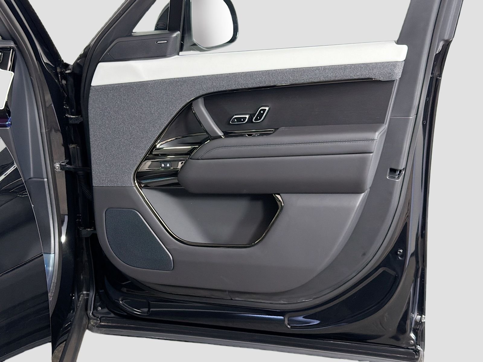 New 2026 Santorini Black Land Rover Dynamic SE image 32