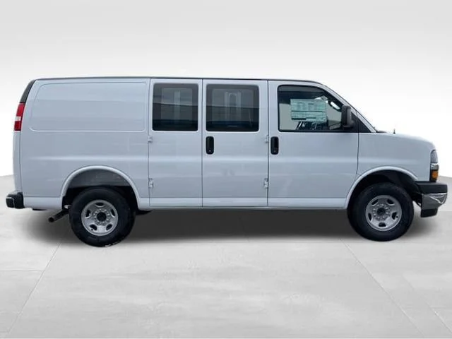 New 2026 Summit White Chevrolet WT image 7