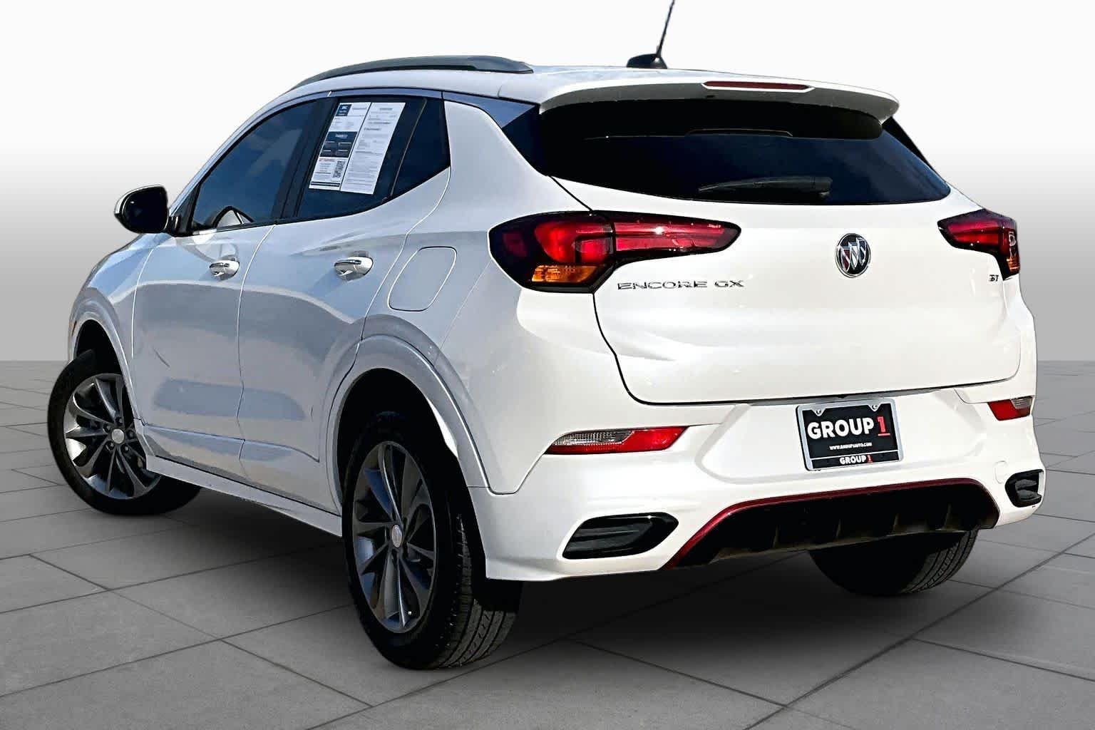 Used 2022 WHITE FROST TRICOAT Buick Select image 12