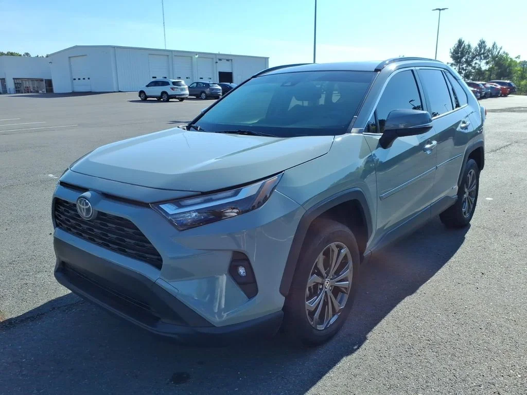 Used 2022 Lunar Toyota XLE Premium image 6