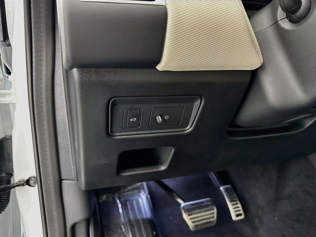 New 2026 Fuji White Land Rover Dynamic SE image 10